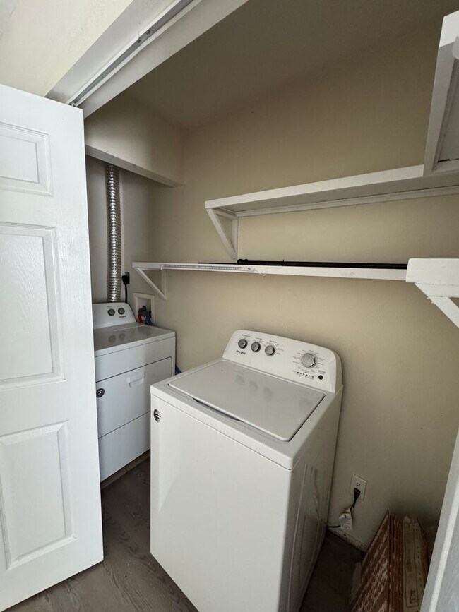 Foto del edificio - Spacious & Stylish Condo in Chateau DeVille – A Rare Find!