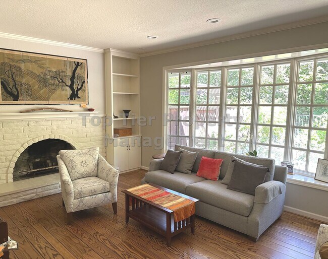 Foto del edificio - Beautiful 4 Bed, 2 Bath, 2,166 sqft Lafaye...