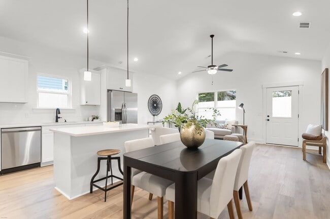 Building Photo - 2304 Delano St