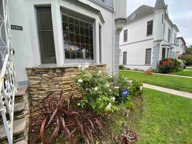 Foto del edificio - 1220 S La Jolla Ave