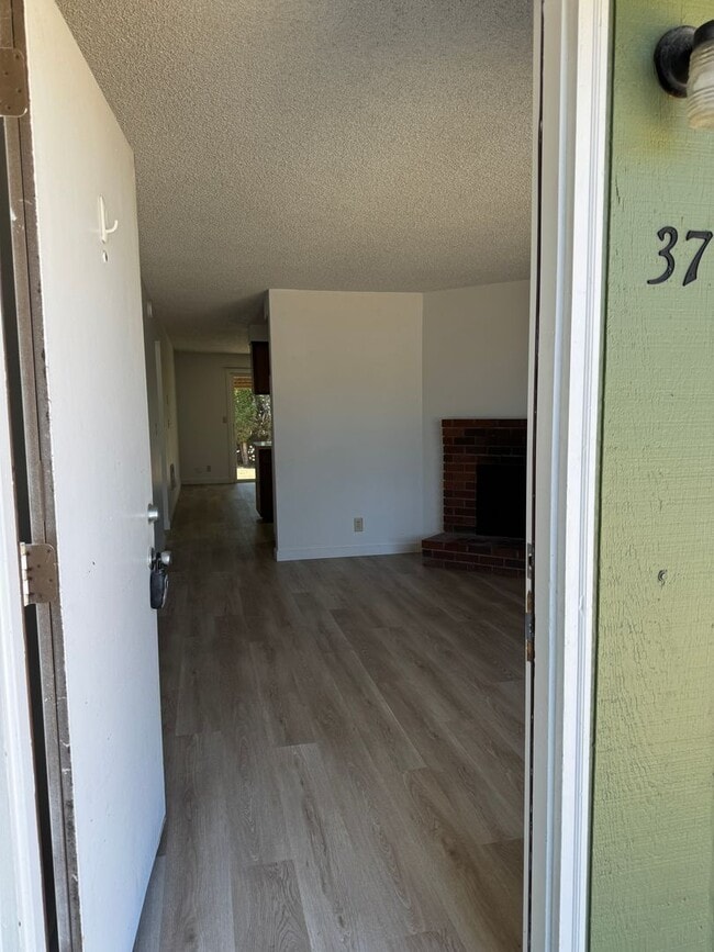 Photo - Large single level 2-bedroom/1 bath duplex in Springfield! House