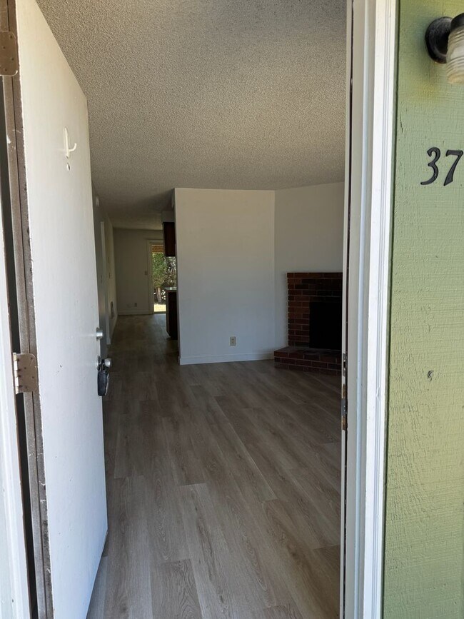 Building Photo - Large single level 2-bedroom/1 bath duplex in Springfield!