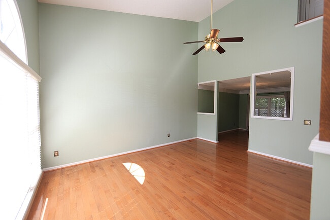 Building Photo - 1404 Hillbrow Ln