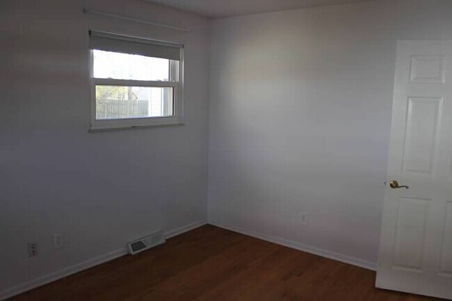 Foto del edificio - CHARMING BRICK RANCH JUST MINUTES FROM DOW...