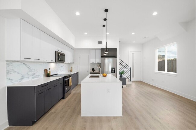 Photo - 1512 Barbee St Apartment