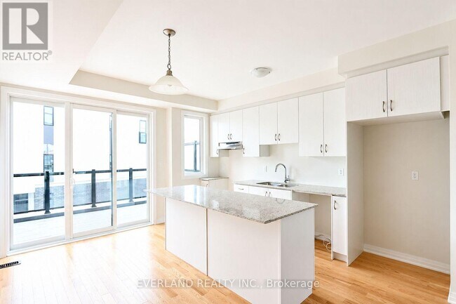 Building Photo - 1667 Bur Oak Ave