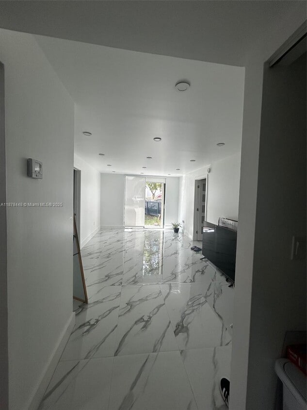 Foto principal - 2055 SW 122nd Ave