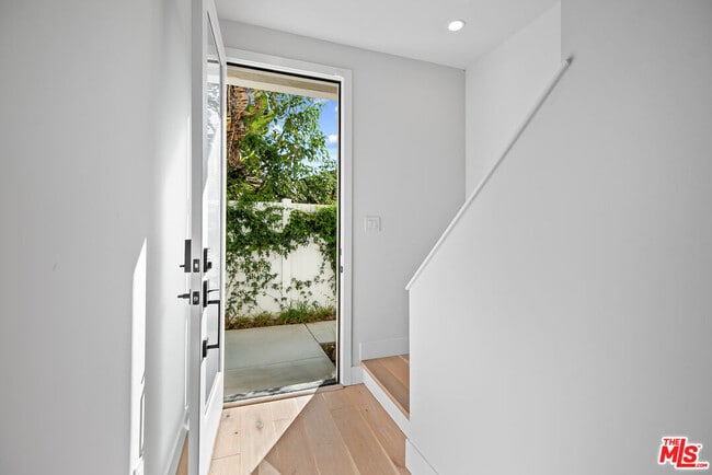 Foto del edificio - 3232 S Barrington Ave