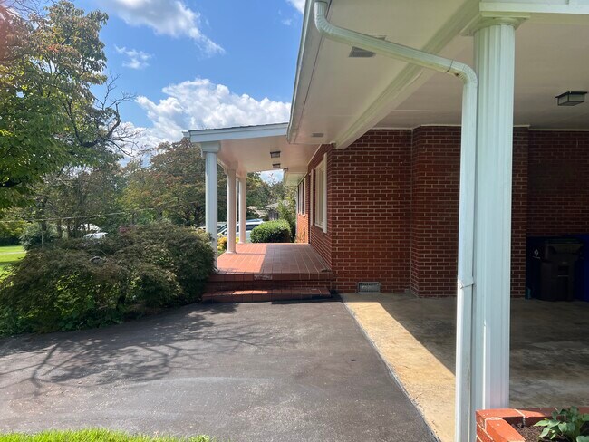 Foto del edificio - 145 Beverly Cir