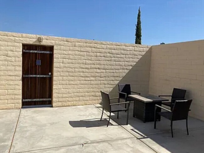 Foto del edificio - 2 Bedroom Single Family Home in Desert Hot...
