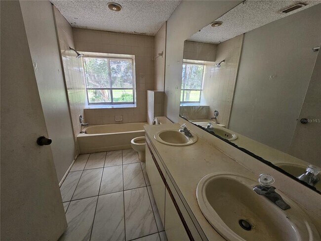 Foto del edificio - 6560 Whirlaway Cir