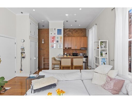 Building Photo - 363 Marlborough St