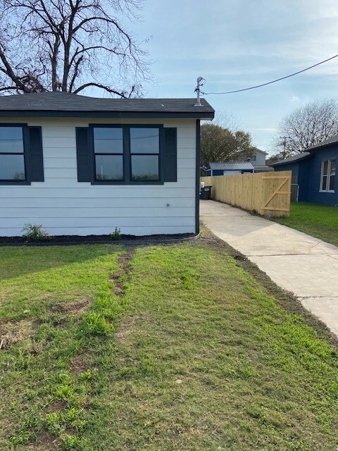 Driveway to back - 2626 W Ashby Plz