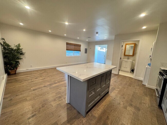 Foto del edificio - 7842 Woodlake Ave