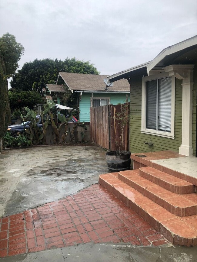 Building Photo - 1382-1382 Gaviota Ave