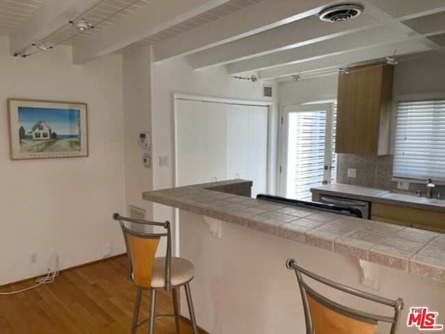 Building Photo - 516 N San Vicente Blvd