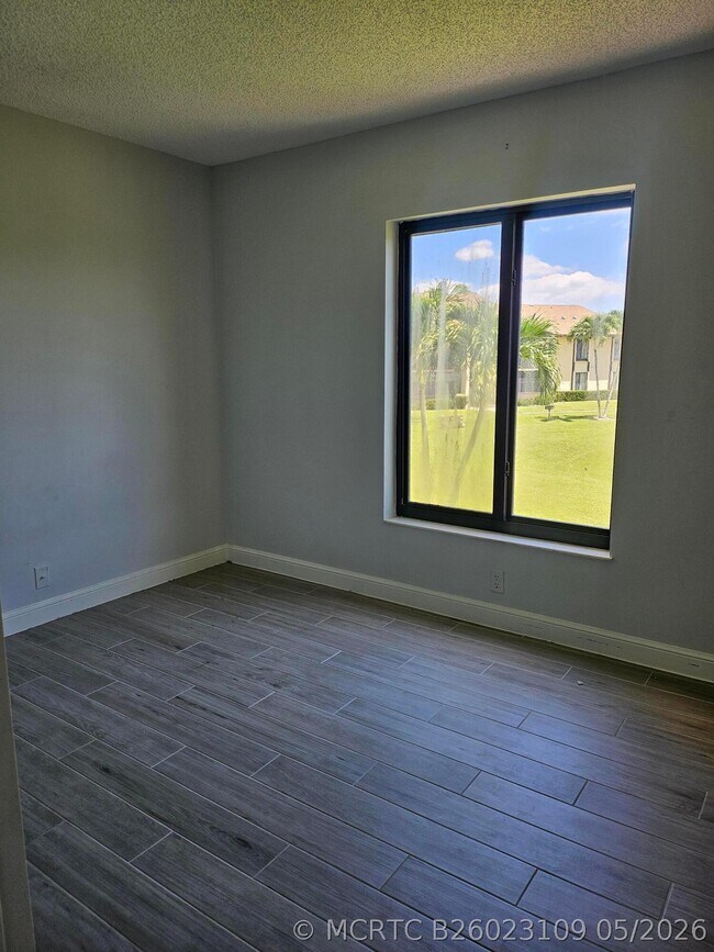 Building Photo - 811 Sky Pine Way