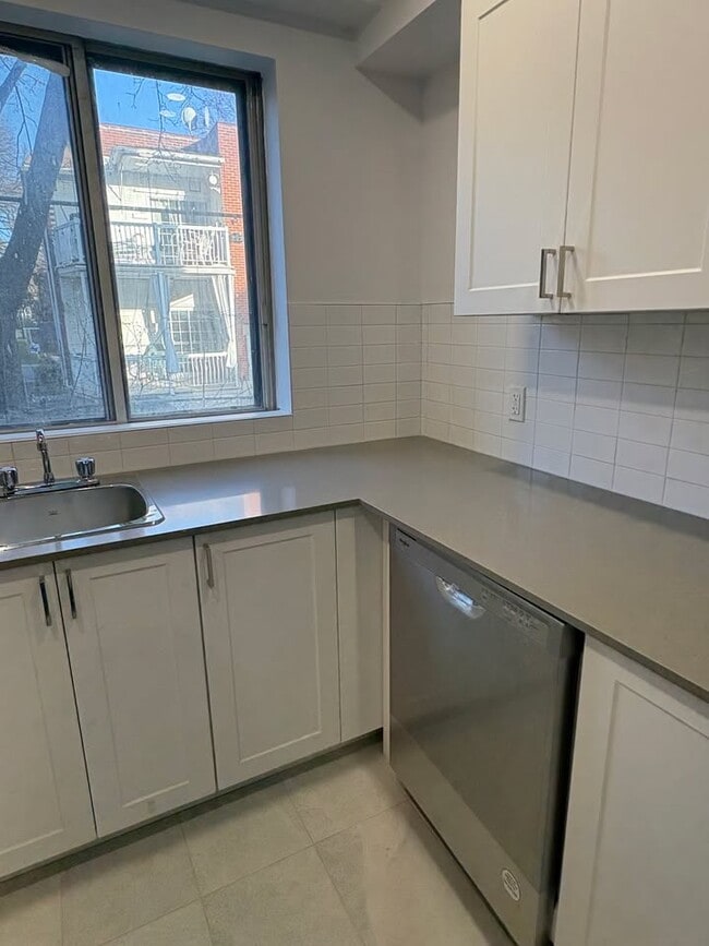 Photo du bâtiment - 4940 Edouard Montpetit Blvd