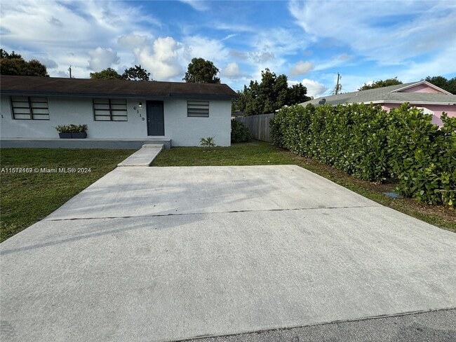 Building Photo - 6119 SW 33rd St