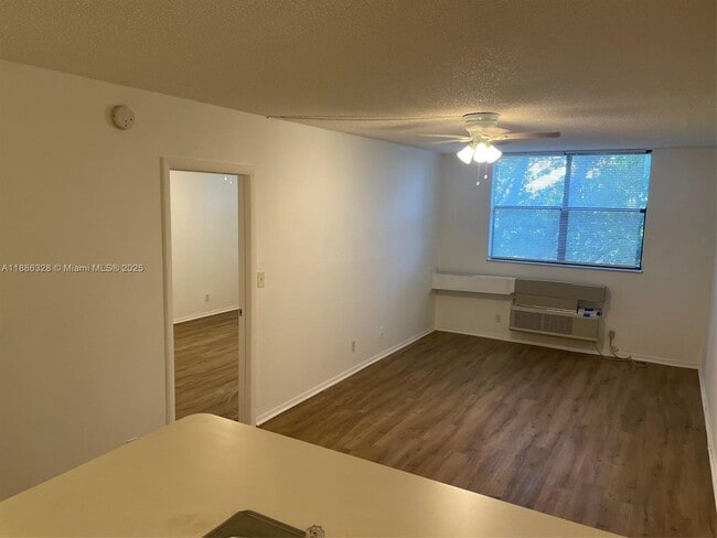 Building Photo - 2401 Riverside Dr