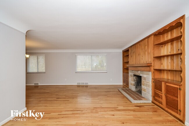 Foto del edificio - 913 Lakeshore Dr