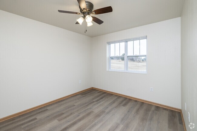 3 habitaciones, 2 baños - Dormitorio principal - Meadowlark Eco Apartments
