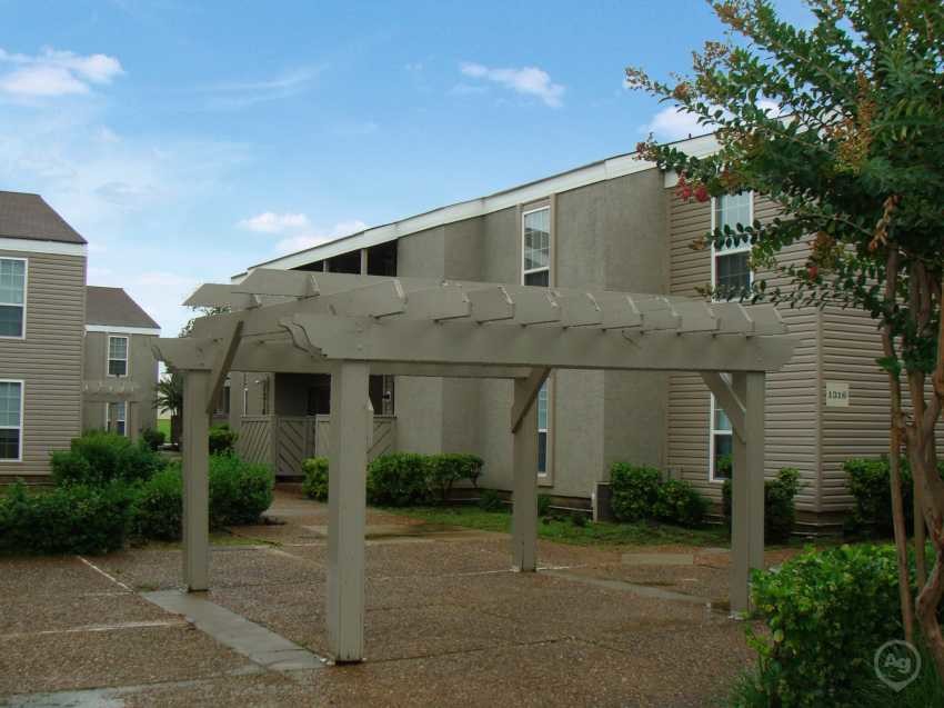Foto del edificio - 1250 N Albert Pike Ave