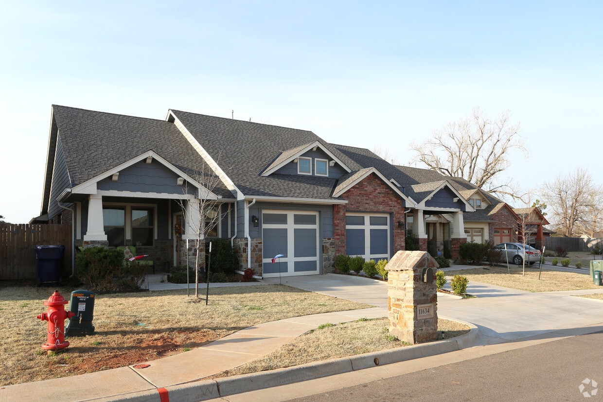Primary Photo - 19 Gated luxury golf course Townhomes
