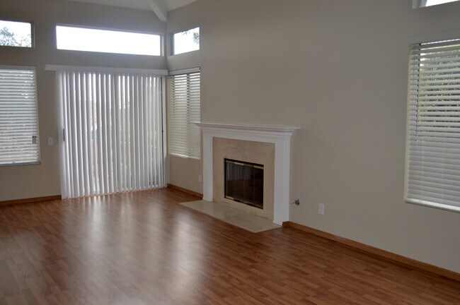 Building Photo - 3 Bedroom Marbella Townhome