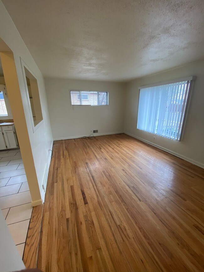 Building Photo - Charming 4 bed/2 bath Brick Home! Availabl...