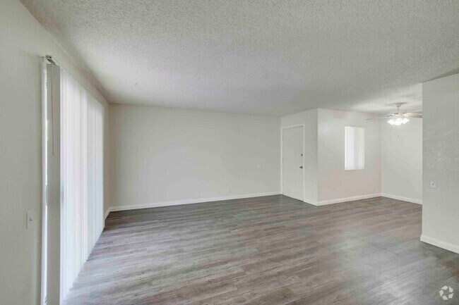 2BR, 1BA - 845SF - Sala de estar y comedor - Casa Del Cielo Apartments