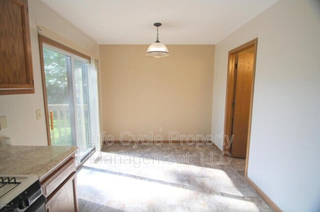 Foto del edificio - 922 Emerald Ave NE