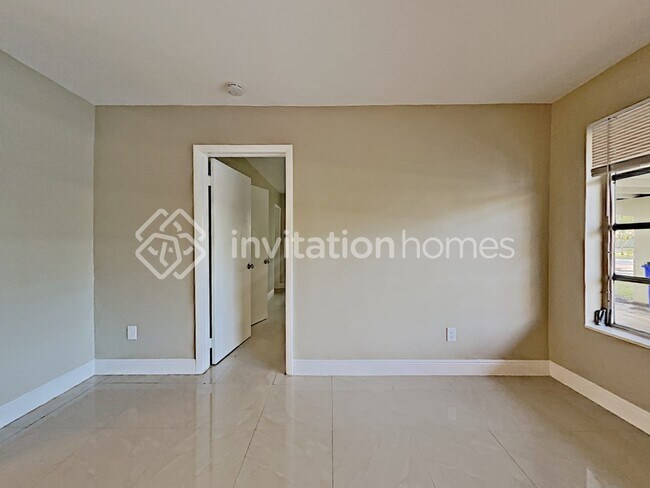 Building Photo - 5560 SW 7th Ct