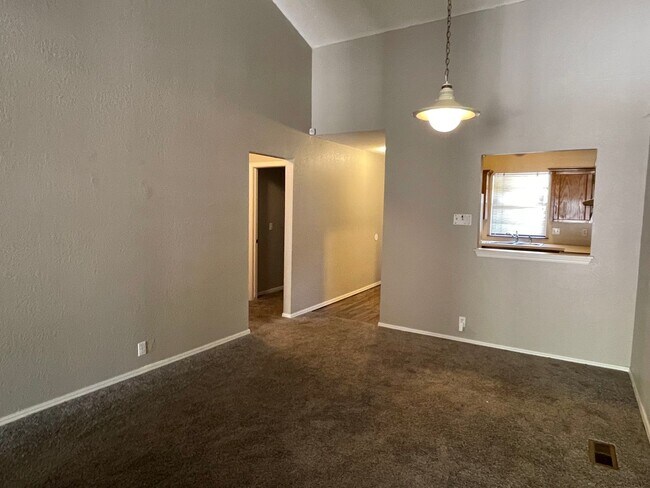 Building Photo - Large 2 Bed 2 Bath Duplex In NW OKC