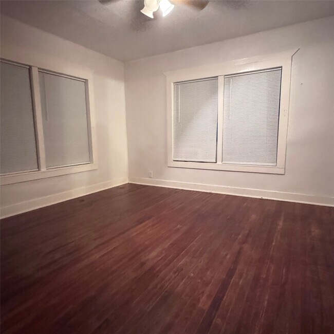 Foto del edificio - 215 S Commerce St