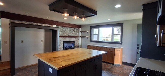 Building Photo - 3 Bedroom 2.5 Bathroom Available in Marietta!