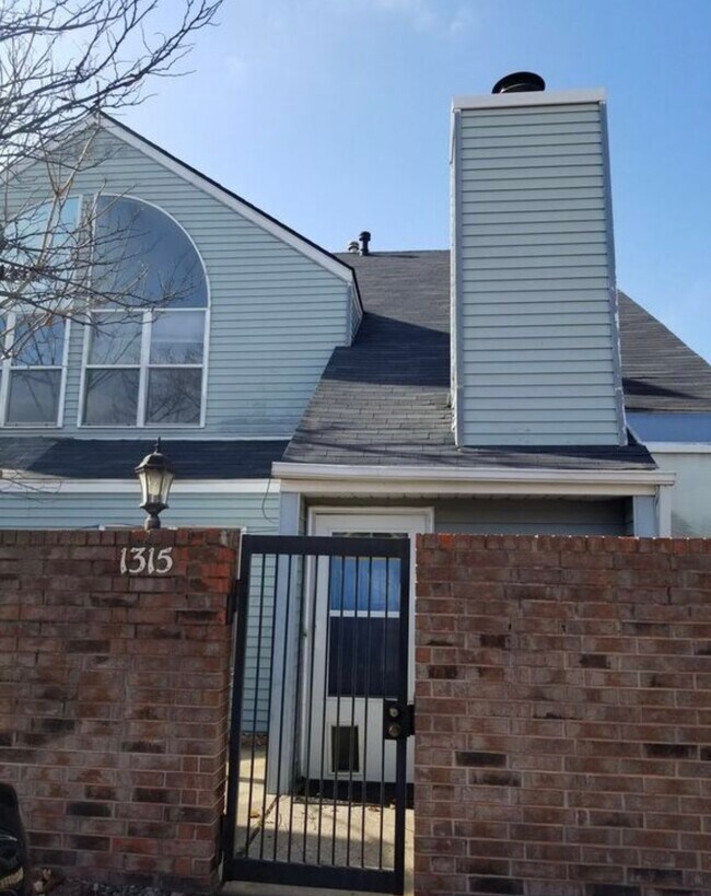 Foto del edificio - 1315 Laurel Ln