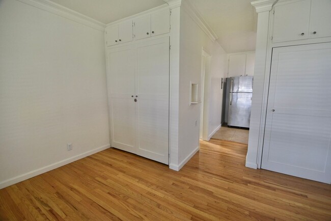 Building Photo - 605-609 North Hollywood Way