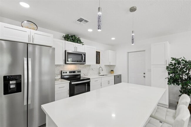 Building Photo - Beautifully Remodeled 4-bedroom, 2-bathroom rental home in Sarasota