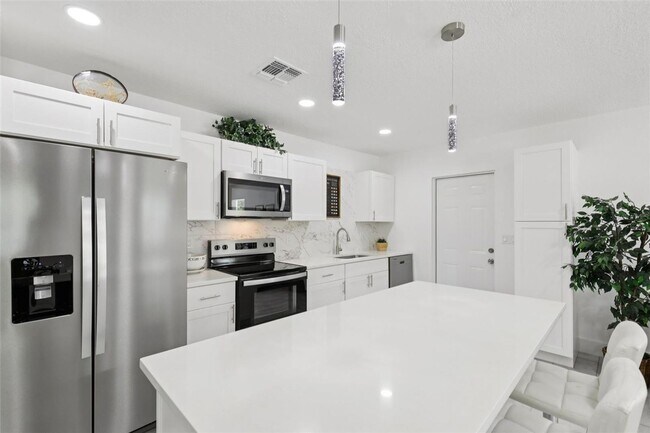 Foto del edificio - Beautifully Remodeled 4-bedroom, 2-bathroom rental home in Sarasota