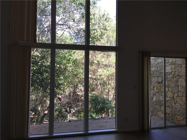 Building Photo - 6305 Shadow Valley Dr