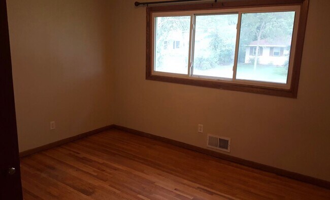Building Photo - Spacious 3 bedroom 2 bath in St. Paul Park!