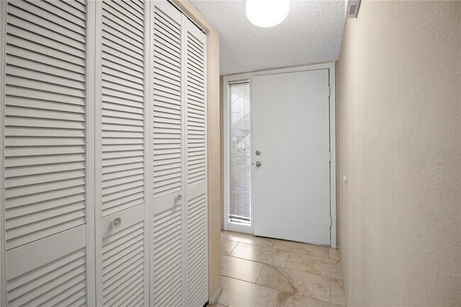 Foto del edificio - 135 Woodlake Wynde