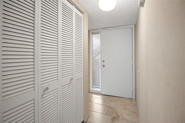 Building Photo - 135 Woodlake Wynde