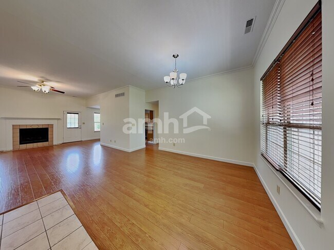 Building Photo - 559 Prince Dr
