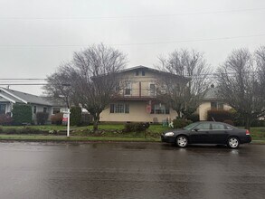 Building Photo - 2624-2624 E 6th St