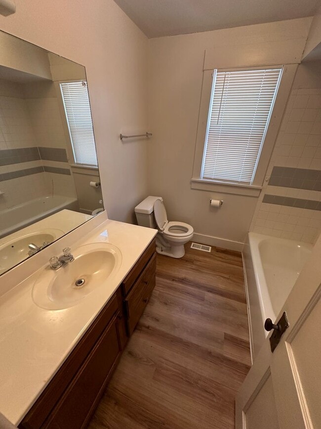 Building Photo - $875 - 2 bedroom/ 1 bathroom - Single Fami...