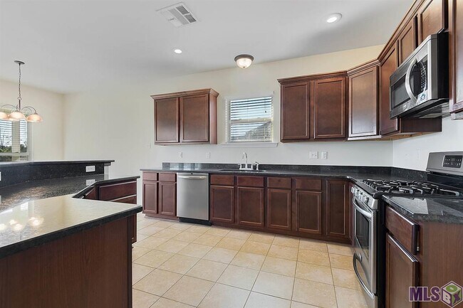 Building Photo - 13888 Ponderosa Dr