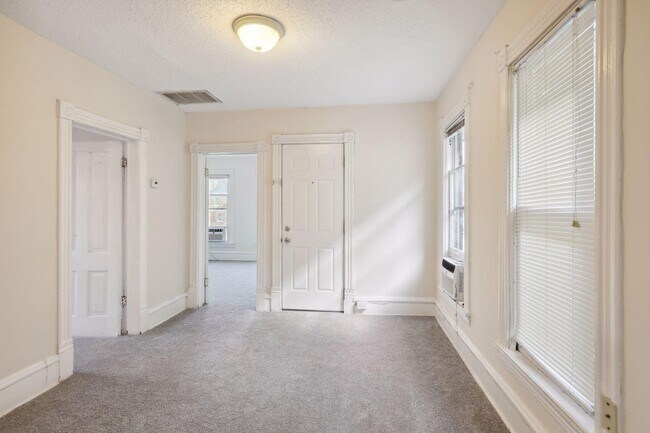 Foto del edificio - 340 16th Avenue Northeast, Unit 2 (Upper L...