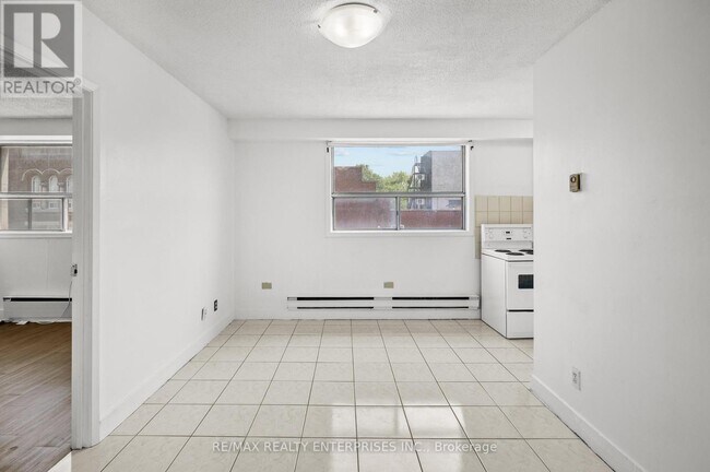 Photo du bâtiment - 638-638 Dufferin St